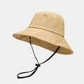 Detalle de sombrero de sol beige con cordón ajustable negro resistente al viento - Talla única / Caqui