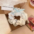 Crèmekleurige katoenen scrunchie met olifantpatroon, wit hartkant en blauwe strik - 4# Milkshakesaus