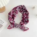 Foulard en soie bordeaux vintage à motif floral noué avec élégance sur fond blanc - Bordeaux Fleurs