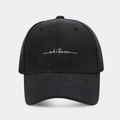 Gros plan d'une casquette de baseball en daim noir avec broderie artistique blanche - Réglable / Noir