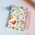 Detalle de cuaderno de espiral con dibujo animado de pájaro y pompón azul suave - Pájaro Fresco