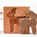 Molde para galletas en madera de haya con reno tallado y galleta lista - Ciervo