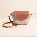 Sac bandoulière en paille avec rabat en cuir marron, rivets dorés et sangle ajustable - Rabat en Cuir à Rivets Fil de Coton Café / café