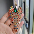 Gouden pauw broche met gekleurde strass en een smaragdgroene druppelvormige steen - XZ0246-2 Smaragd Goud