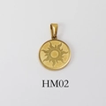 Ciondolo tondo dorato in acciaio inossidabile con incisione a sole modello HM02 - HM02-Sole / Oro