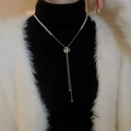 Collar de perlas en Y con colgante de flor dorada y borlas sobre jersey negro de gala - Estilo de Borla de Perlas de Flores de Esmalte (45#)