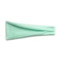 Détail du bandeau de yoga en coton vert menthe montrant la texture douce du tissu extensible - vert clair
