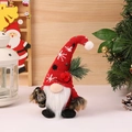 Detail van kerstgnome van pluche met rode gebreide muts en een kleine lantaarn - Mannelijke Kabouter met Lantaarn (B2-2)