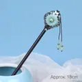 Spilla per capelli in legno classica con fiori verde chiaro e nappe lunghe, 18 cm - Smalto Ciano