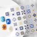 Détails macro des autocollants 5D pour ongles avec motifs géométriques bleus et jaunes - Floral Géométrique Méditerranéen (TS-115)