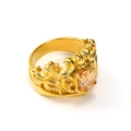 Makroaufnahme des 18k vergoldeten Kronenrings mit einem zentralen orangefarbenen Stein - US 9 / Gold Champagner Stein