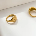 Detalle macro de un anillo de sello dorado con cinco estrellas de circonita brillante - US 6 / Estilo de 5 Diamantes