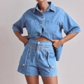 Zweiteiliges Damen-Jeansset in Blau mit Kurzarmhemd und hoch taillierten Denim-Shorts - L / Oberteil Und Unterteil / Hellblau
