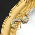 Orecchini a cerchio dorati boho con perle bianche naturali e pietre turchesi - Cerchio con Perle e Turchese