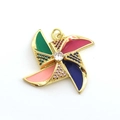 Vue macro d'un pendentif moulin à vent plaqué or 18K avec émail coloré et zircons fins - 09-Pales de Moulin à Vent Multicolores