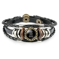Détail d'un bracelet en cuir multicouche avec breloque en verre et citation religieuse - Ballon Maison Up