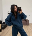 Detail van de donkerblauwe oversized hoodie met rits en bijpassende dikke fleece broek - S / Donkerblauw