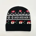 Dettaglio del berretto natalizio nero con testo HO HO HO e motivi jacquard festivi - Stile 7 (Nero Babbo Natale Albero HO! HO! HO!)