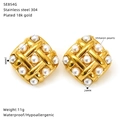 Detailed view of 18k gold plated 24mm woven square earrings with imitation pearls - Square Mesh Style (SE854G) / Gold