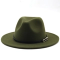 Détail du chapeau fedora en feutre vert foncé avec bord plat et ruban en cuir noir décoré - M (56-58cm) / Vert Armée