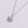 Gros plan du collier pendentif flocon de neige argenté avec incrustations de zircon - Couleur Acier