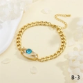 Detailansicht eines goldenen Gliederarmbands mit Evil-Eye-Kristall und Zirkon-Detail - Himmelblaue Augen Stil (BR1818-B-3)