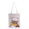 Detalle de gatos de dibujos animados en una bolsa tote de lona beige con textura - Tres Gatos