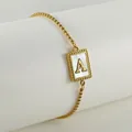 Pulsera de acero inoxidable dorado con colgante de nácar blanco y letra A central - Letra A