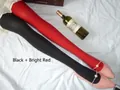 Détail de collants en velours asymétriques noir et rouge avec chaussures plates à perles - Entrejambe fermé / Noir + Rouge