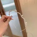Silberner gewellter Haarreif mit Strasssteinen und weißen Perlen für elegantes Haarstyling - Silber Wellen Perle Haarband (G3063)