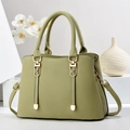Detailansicht der olivgrünen Handtasche aus Leder mit feiner Lychee-Narbung und Golddekor - 28cmx12cmx20cm / Grün
