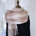 Sciarpa a quadri rosa e bianchi con frange, abbinata a un maglione nero da donna - Rosa