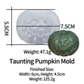 Stampo in silicone per candele zucca di Halloween con stampo bianco e prodotto finito verde - Stampo zucca espressione di scherno