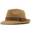 Klassischer wollfilz fedora hut in camel mit elegantem dunkelbraunem ripsband verziert - M (56-58cm) / Camel