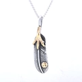 Détail d'un pendentif plume en argent avec griffe d'aigle dorée sur une chaîne fine - Style Plume à Griffes Dorées Bicolore (Bicolore)