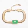 Detail van 18k slangenketting met groene steen inleg en S.STEEL materiaal gravure - Armband / Lichtgroen