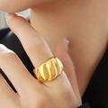 Schicker 18K vergoldeter Edelstahl Croissant Ring mit markanter Wellentextur - A456 - Goldring / Größe 6