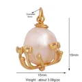 Pendentif en perle baroque rose et blanche avec monture dorée et zircons brillants - Perle en Cage Dorée