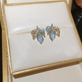 Boucles d'oreilles feuilles vintage avec émail bleu clair et zircons dans un écrin - Style Feuille Bleu Clair à Cadre Doré