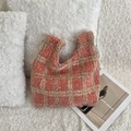 Borsa tote a scacchi rosa e beige in pile morbido e soffice stile invernale - Stile a Mano in Lana di Agnello Rosa Bianco / Scacchi Rosa (A Mano)