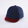 Donkerblauwe denim baby baseballpet met korte bordeauxrode klep en kleurblokontwerp - 48-50cm (8 maanden - 2 jaar) / Donkerblauw & Wijnrood (Wijnrode Rand)