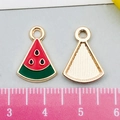 Pendaglio anguria in smalto rosso e verde con retro in metallo dorato strutturato - 1 Pezzo Anguria Triangolare Rossa 11x16mm