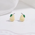 Vue macro de boucles d'oreilles en forme de poire en émail jaune crème et vert sur argent - Poire Jaune
