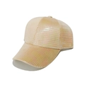 Vista detallada de las lentejuelas champán y la textura de pata de gallo en la gorra - Dorado