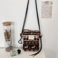 Dettaglio della borsa in peluche con motivi etnici e tracolla intrecciata - Cervo Blu (Geometrico Etnico)