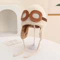 Detailaufnahme der Baby-Fliegermütze mit Deko-Brille und warmen Fleece-Ohrenklappen - 3-8 Jahre / Beige