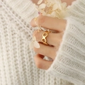 Anello in acciaio al titanio placcato oro 18K con design a otto traforato su modella - Regolabile / Oro