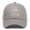 Grijze trucker pet voor 70e verjaardag met tekst It Took 70 Years To Look This Good erop - Grijs / Verstelbaar