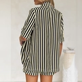 Vista posteriore del set vacanze da donna con camicia e pantaloncini a righe nere - S / Nero