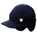 Detailopname van een donkerblauwe gebreide wintermuts met oorkleppen en een geel logo - Bronzen Tag Dubbellaags (Geen fleece) / Marineblauw